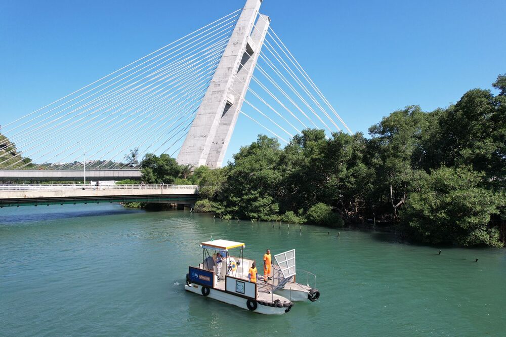 Nove embarcações reforçam a limpeza em ilhas da Barra, na Lagoa e na área costeira do Museu do Amanhã