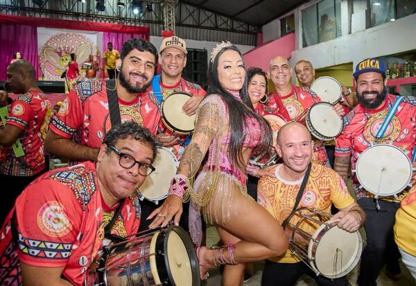 Rainha de Bateria do Parque Acari comemora aniversário em festa na quadra da escola