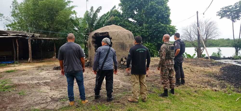 Secretaria de estado do Ambiente desmobiliza carvoaria clandestina em Seropédica