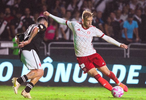 Internacional se impõe e complica Vasco no Brasileirão