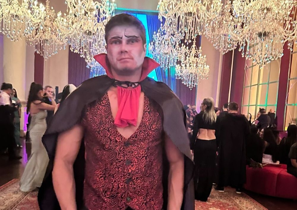 Gabriel Sequeira brilha no Halloween do Copacabana Palace em uma festa digna de cinema