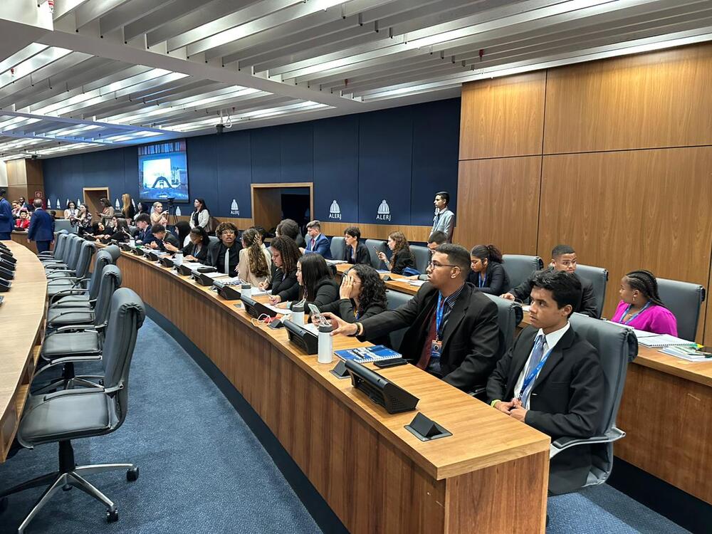 Membros do Parlamento Juvenil participam de sessão na Alerj