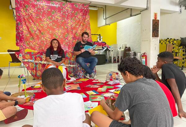 Ocupação literária: Projeto “Livro de Rua” distribuiu exemplares gratuitos na Rocinha nesta sexta-feira (1)