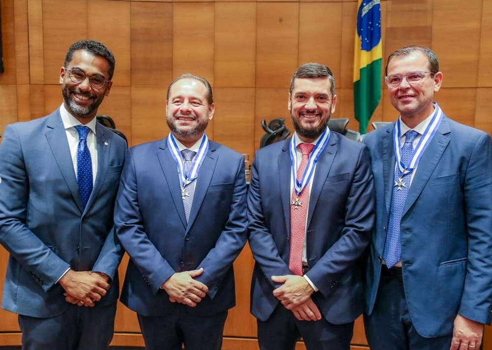 Rodrigo Bacellar e Robson Maciel Jr. (Presidente e Procurador da ALERJ), Rodrigo Abel e Adilson de Faria (Secretários de Estado) recebem o Colar do Mérito Judiciário