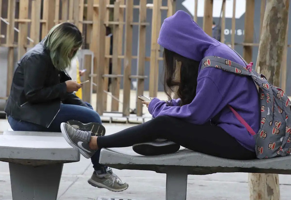 Rio quer ampliar proibição de celular na escola; pedagogos questionam