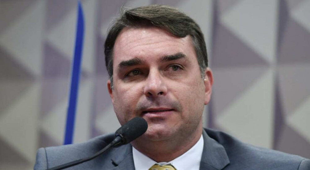 Senador Flávio Bolsonaro, elogia iniciativa do Ministério da Justiça para bloqueio de celulares roubados