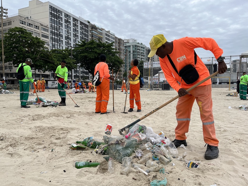 70 toneladas de lixo: Clin realiza limpeza das praias e orla de Niterói, após festejos de Réveillon