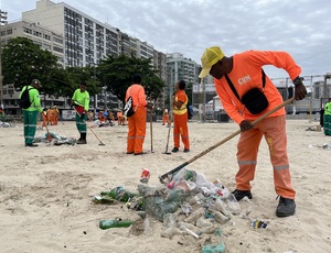 70 toneladas de lixo: Clin realiza limpeza das praias e orla de Niterói, após festejos de Réveillon
