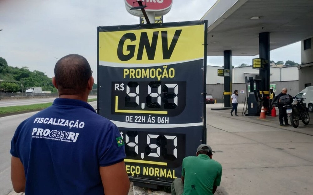 Postos de combustíveis em Duque de Caxias são autuados por propaganda enganosa