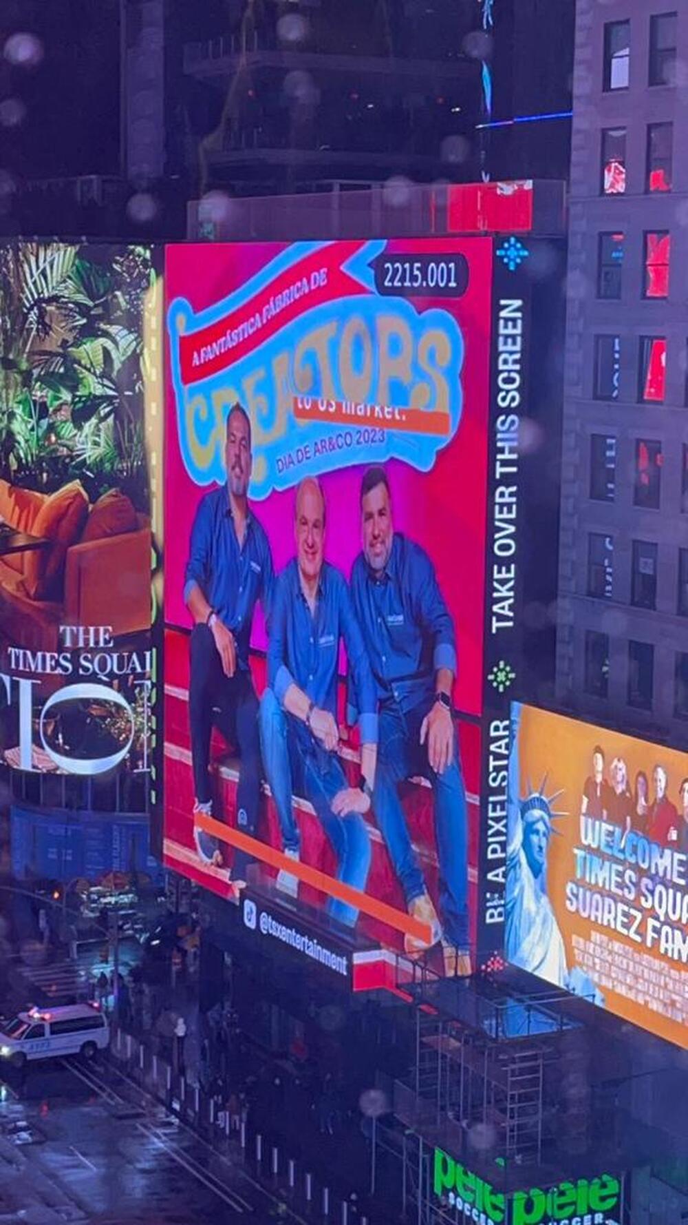 Vamo Q Vamo' ilumina a Times Square com sua presença inédita*