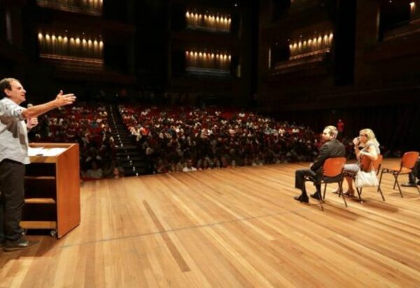 Paes empossa novos conselheiros tutelares do município em cerimônia na Cidade das Artes