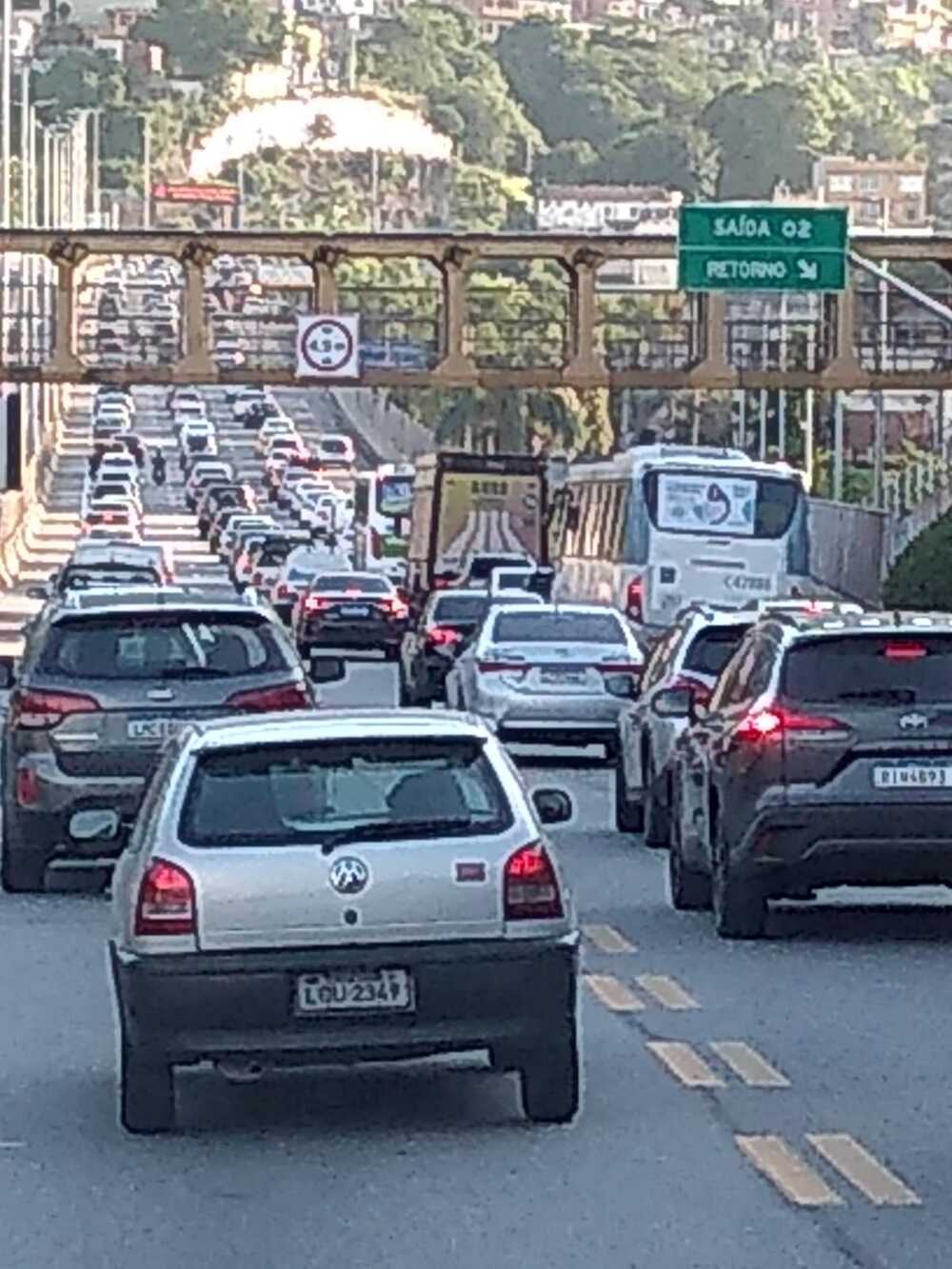 Motoristas sofrem com filas interminavéis de carros para pagar pedágio da Linha Amarela