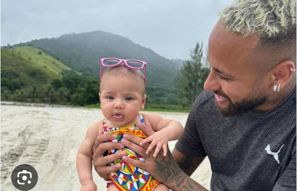 Neymar leva Mavie à praia vestida com maiô de grife milionária