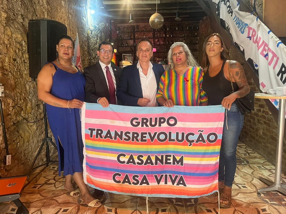 Embaixador francês para direitos LGBTQIA+ visita o  KuzinhaNem, projeto da CasaNem, no centro do Rio