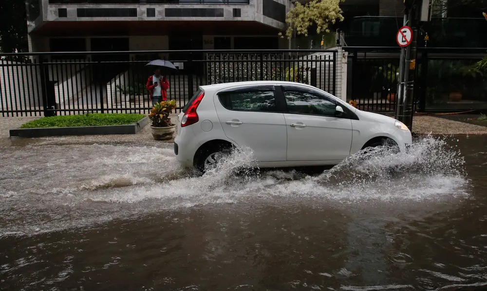 Temporal no Rio provoca alagamentos durante a madrugada