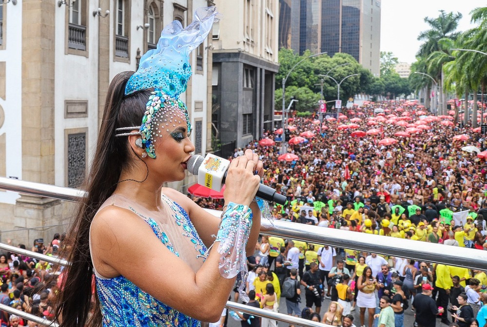 Lexa transforma a Rua Primeiro de Março em um imenso baile funk