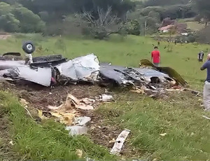 Avião cai em Minas Gerais e deixa sete mortos