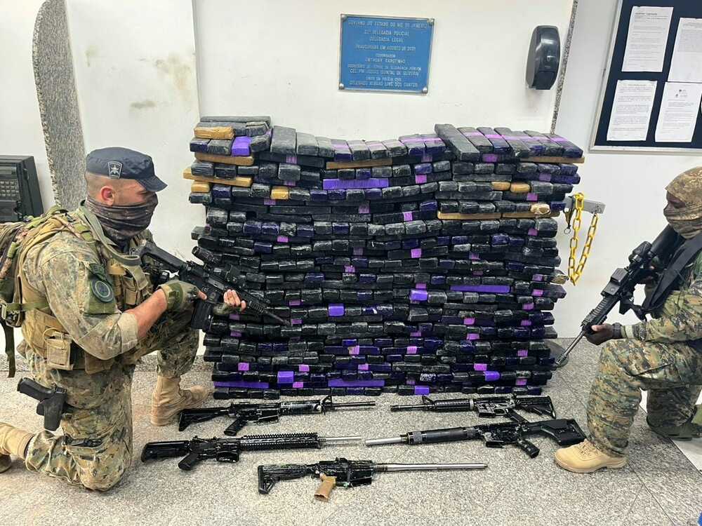 Polícia Militar apreende meia tonelada de maconha durante operação no Complexo da Penha, na zona norte