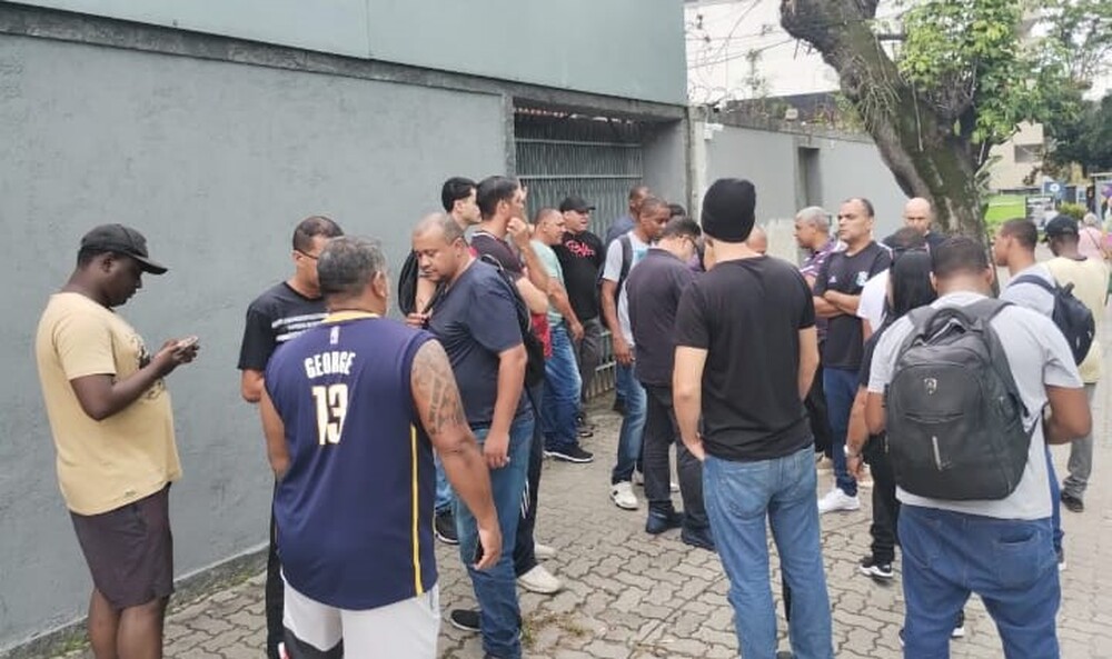 Vigilantes cobram nesta sexta salários atrasados na porta da empresa!!!