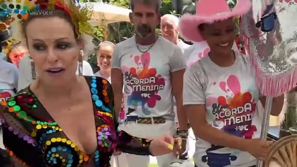 Após duas faltas, Ana Maria Braga reaparece na Globo curtindo o Carnaval