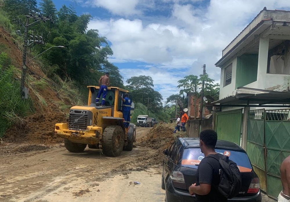 Estado amplia atuação com 65 máquinas para recuperar cidades e libera estradas atingidas pelas chuvas