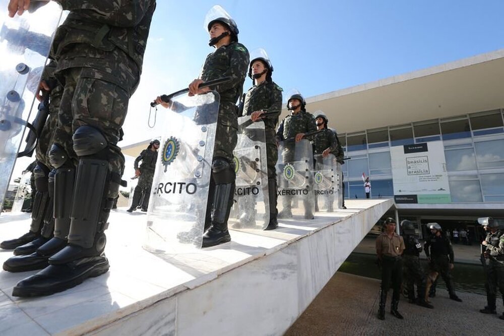 VERGONHA: Dois militares são presos pelo roubo de 21 metralhadoras do Exército em Barueri no 7 de setembro; duas ainda estão sumidas