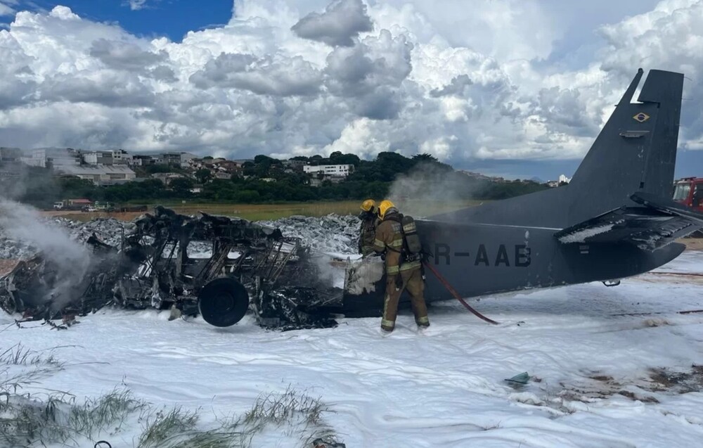 Avião da PF cai no Aeroporto da Pampulha e mata dois policiais; veja vídeo