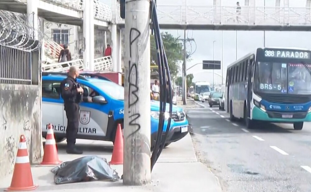 Passageiro de ônibus é morto em tentativa de assalto na Avenida Brasil