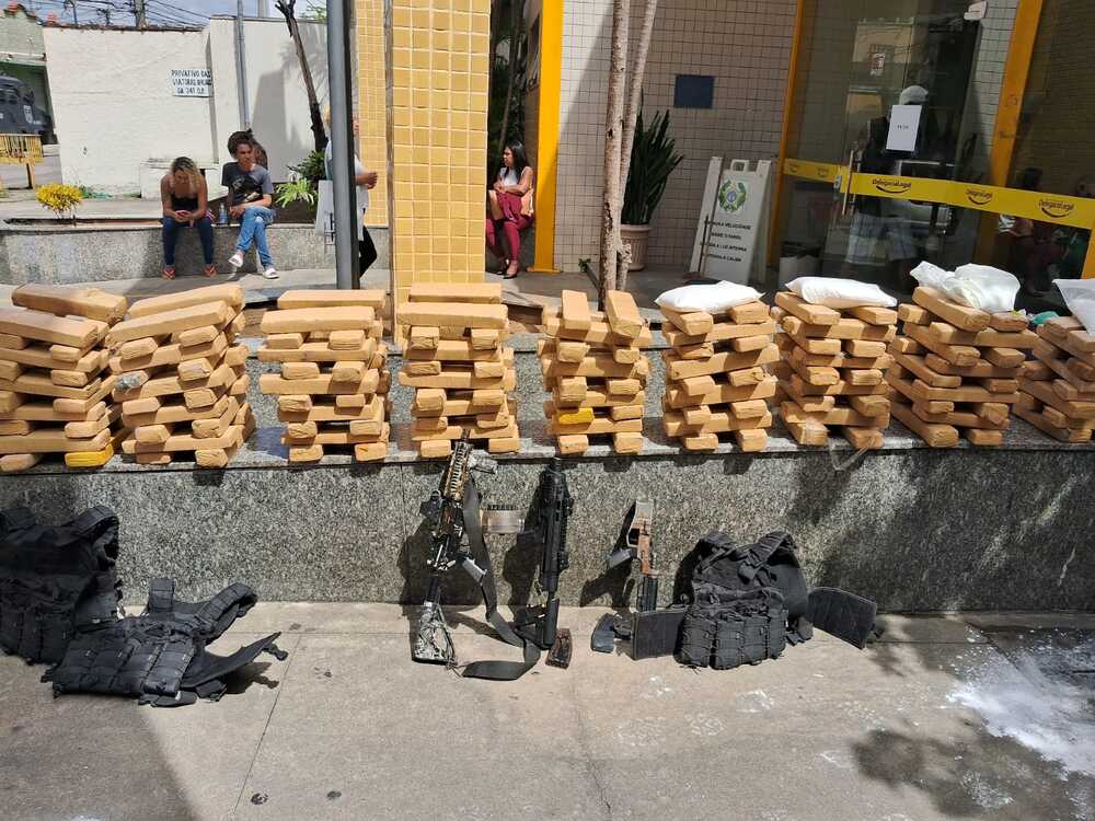 Policiais encontram quarto secreto com drogas e armas na Vila Aliança; vídeo