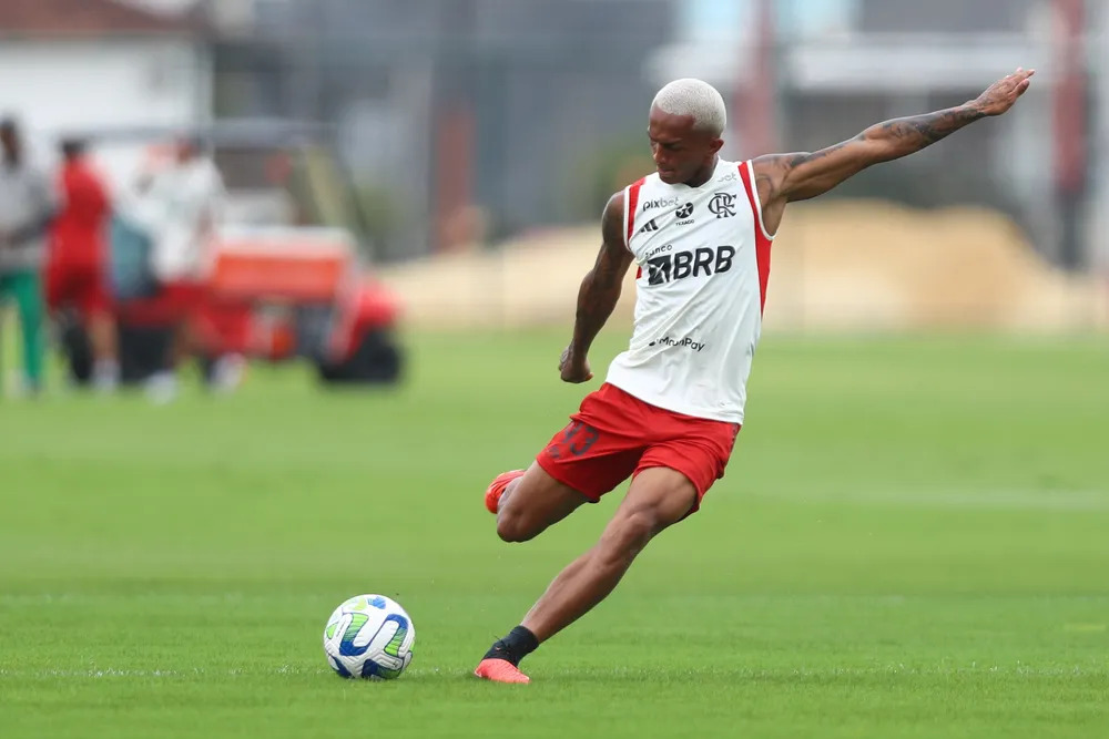 Wesley, lateral do Flamengo, é acusado de agredir homem na Barra da Tijuca