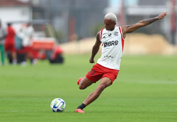 Wesley, lateral do Flamengo, é acusado de agredir homem na Barra da Tijuca