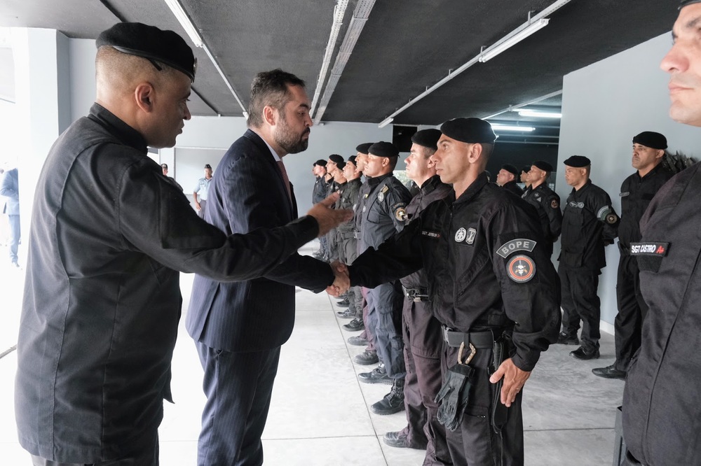 Governador Cláudio Castro presta homenagem aos policiais militares do Bope que atuaram no sequestro do ônibus na rodoviária do Rio