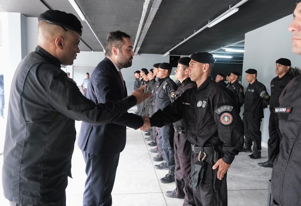 Governador Cláudio Castro presta homenagem aos policiais militares do Bope que atuaram no sequestro do ônibus na rodoviária do Rio