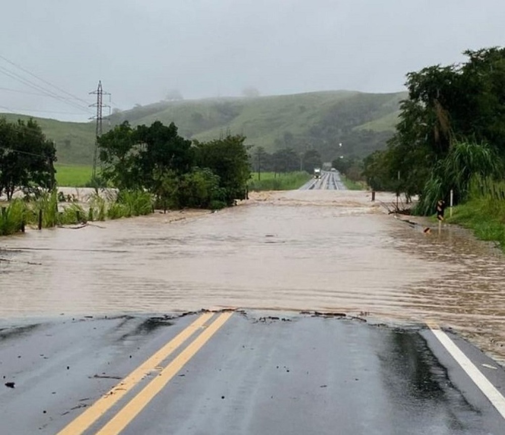 Chuva causa estragos e restringe acesso a Itaperuna e região 