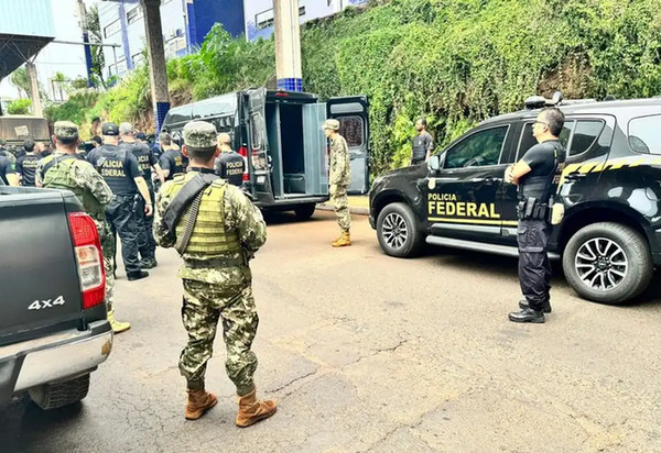 Paraguai entrega 25 presos brasileiros à Polícia Federal