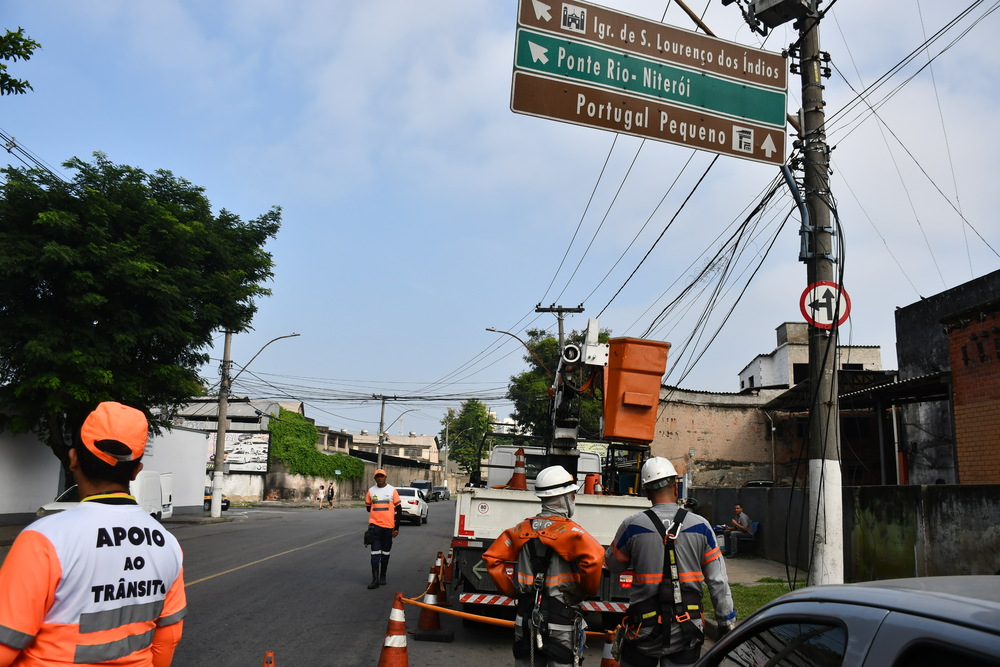 Prefeitura de Niterói e Enel fazem ação conjunta para retirar cabos irregulares de postes