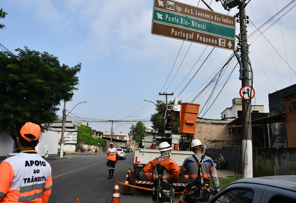 Prefeitura de Niterói e Enel fazem ação conjunta para retirar cabos irregulares de postes