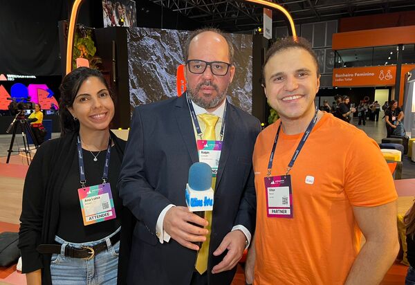 Vitor e Ana Luísa, representantes do Itaú, revelam inovações e compromisso com o futuro na Web Summit Rio