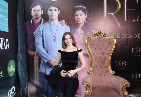 O elenco da Record TV se reuniu para assistir ao primeiro episódio  da 10ª temporada da série 'REIS – A Decadência'