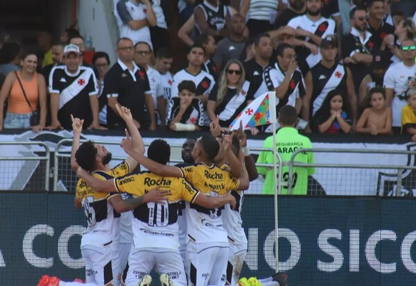 Criciúma goleia o Vasco por 4 x 0