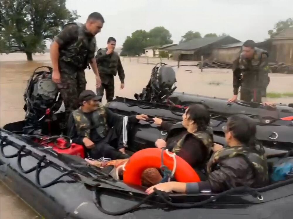 Força Aérea Brasileira (FAB) atuando nas enchentes do Sul: Resgate e Solidariedade em Ação