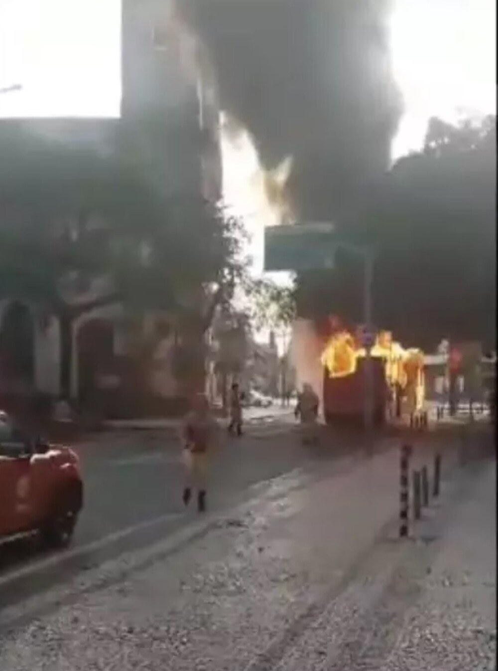 Susto no Centro do Rio: Ônibus Executivo Pega Fogo Após Explosão de Pneu
