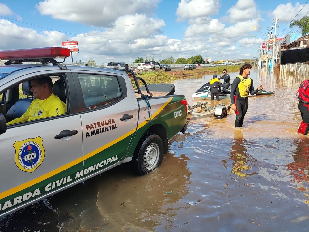 Equipes de Niterói reforçam resgates no Rio Grande do Sul