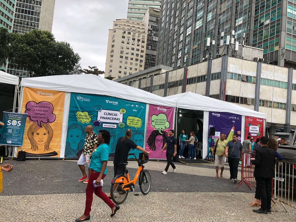 SPC Brasil e Sicoob UniMais Promovem Educação Financeira no Largo da Carioca