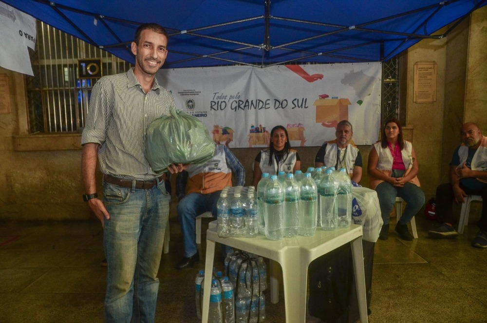 Secretaria de Estado de Desenvolvimento Social e Direitos Humanos faz campanha de arrecadação para o Rio Grande do Sul na Central do Brasil