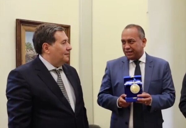 Assista: Desembargador Peterson Barroso Simão, relator do caso CEPERJ recebeu a Medalha Tiradentes do deputado Max Lemos