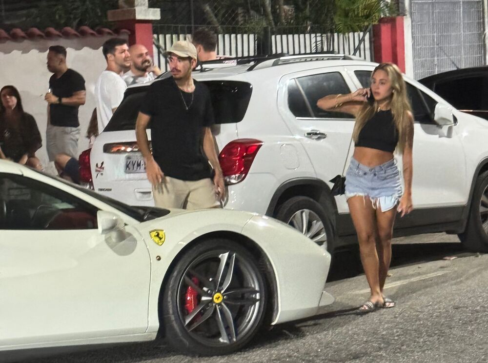 Mulher de Orochi ostenta Ferrari e para evento na Barra da Tijuca