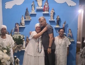 Vereador Inaldo Silva, Bispo da Universal entrega moção de aplausos à mãe de santo num centro de umbanda em ano eleitoral