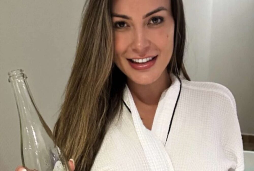 Andressa Urach faz vídeo adulto com garrafa enorme e promete: ‘Vem mais aí’