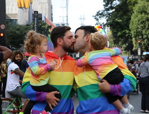 Parada LGBT+ de SP chama atenção para a política e resgata o verde-amarelo nos trajes